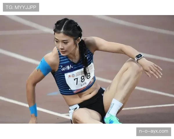 吴艳妮赛前涂睫毛膏的样子，真不像练田径的